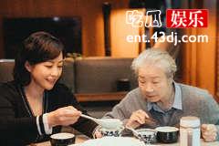 《熟年》倪老太太为什么会半夜腹痛？
