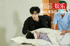 《追光者》珍妮为什么跳楼？