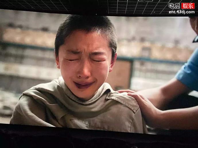 周冬雨剃头剧照